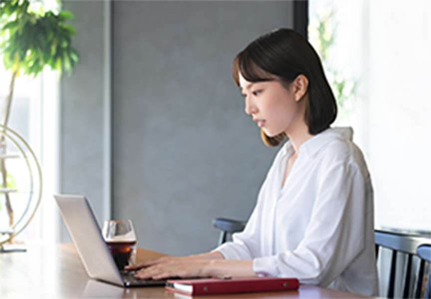 施術を受けている女性の写真